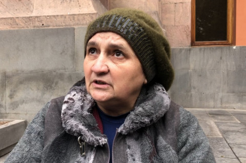 «Որդուս խոշտանգում են». տարեց կինը նստացույց է սկսել Կառավարության դիմաց
