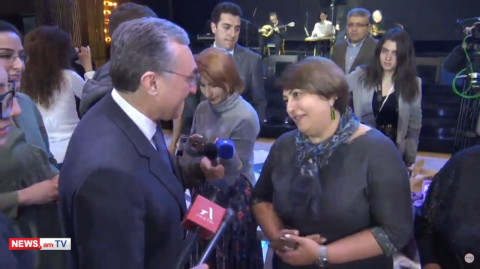 Տիկին Իրինայի համար մի հատ նվեր ընտրեիք էլի. քաղաքացին՝ Զոհրաբ Մնացականյանին