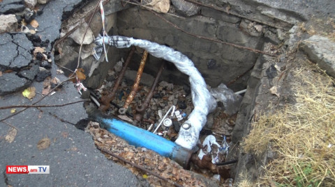 «Էս լյուկը կարո՞ղ ա ՀՀ սահմաններից դուրս ա». Սիլիկյան թաղամասում դիտահորը մի քանի ամիս է՝ բաց է