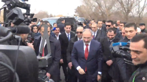 Ցեխ ա ճամփեն, ո՞նց ա սպասարկվում. Փաշինյանը բարկացավ Արարատի մարզպետի վրա