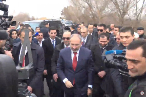 Փաշինյանն անպատասխան թողեց Արարատի մարզպետի հրաժարականի մասին հարցը