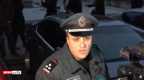 «է հա, սառը գետնին, որ նստեն, կլացեն, բա ինչ կանեն»․ոստիկանը՝ ցուցարարների մասին