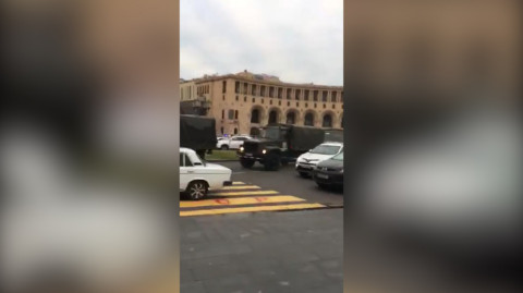 Ոստիկանության զորքերին շարասյունով տանում են նախարարության մոտ