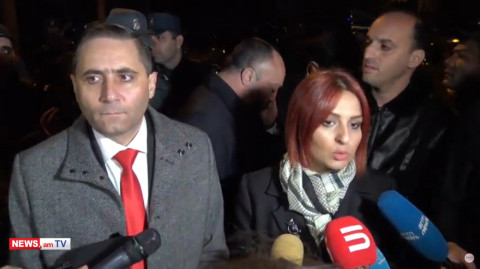 «Կարմիրբերտավորը ցուցարարին հայհոյել է»․ պատգամավորները ոստիկանության առջև են