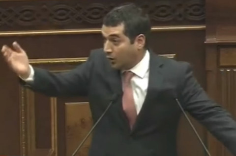Էս դահլիճում չկան մեծեր ու փոքրեր, որ իրար գործերի խառնվեն կամ չխառնվեն. Հրաչյա Հակոբյան