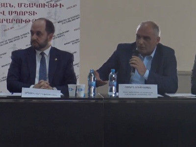Քննարկում Կրթության նախարարությունում. ներկա են նաեւ ՀՅԴ երիտթեւի անդամներ