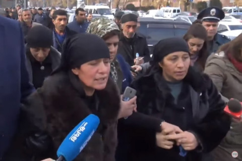 «Ես իմ բալին եմ ուզում»․ մահացած զինվորի մայրը վատացավ ԱԺ բակում