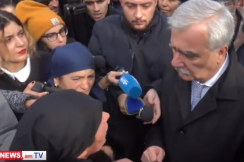 «Իմ երեխուն սպանողին գտեք, բերեք տվեք ինձի». մահացած զինվորի մայրը՝ Անդրանիկ Քոչարյանին