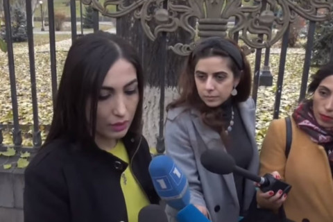 Վիրավոր զինվորին հայտնաբերել են խրամատում, իսկ սպանվածին՝ փոսում. փաստաբան