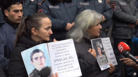 «Երեխուս քարշ են տվել դիտակետ, սարքել ինքնասպանություն». մահացած զինծառայողի մայր