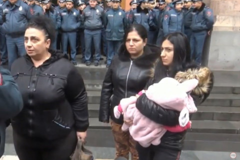 «Եթե հարցս չլուծեն, երակներս կտրելու եմ, արյունը լցնեմ Կառավարության դիմաց». ցուցարար