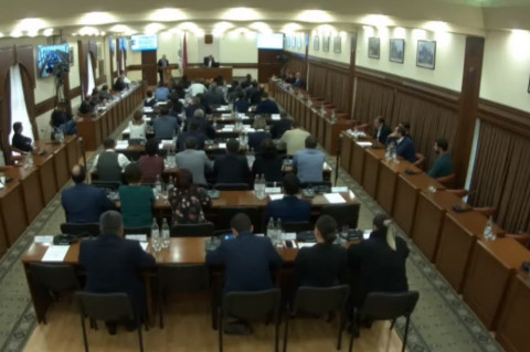 «Թարգեք էլի». փոխադարձ մեղադրանքներ ավագանու նիստին