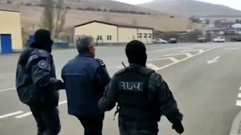 Ինչպես են ոստիկանները ձերբակալում ՊԵԿ պաշտոնյաներին