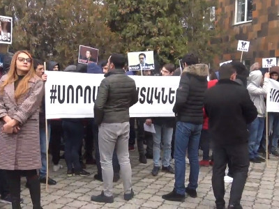 Նարեկ Մալյանի աջակիցների ակցիան դատարանի դիմաց՝ դատական նիստին ընդառաջ