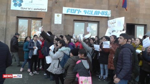 Մի քանի դպրոցից դուրս է եկել, եկել մեր մոտ. Վաղարշապատի դպրոցում բունտ է նոր տնօրենի դեմ