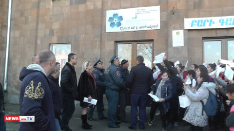 Փոխվարչապետն առաջարկել է, մարզպետը՝ որոշել. թեժ քննարկում Վաղարշապատի դպրոցում