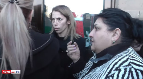 «Զզվացրին, վեր են ընկնում աթոռների վրա, ոնց որ խրտվիլակ լինեն». ծնողները՝ Արմավիրի մարզպետին