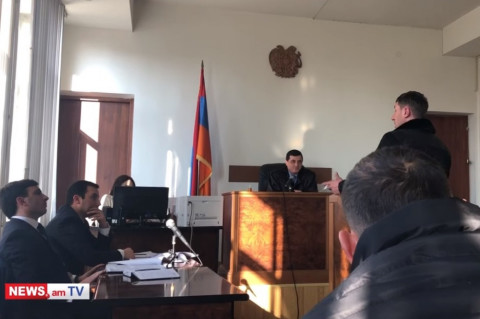 Թեժ իրավիճակ Մասիսի քաղաքապետի գործով նիստին. տուժողը տուժողին հուշում է՝ ինչ ցուցմունք տալ