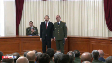 Փաշինյանը շնորհակալագիր հանձնեց իր ուսապարկը բռնող թիկնապահին