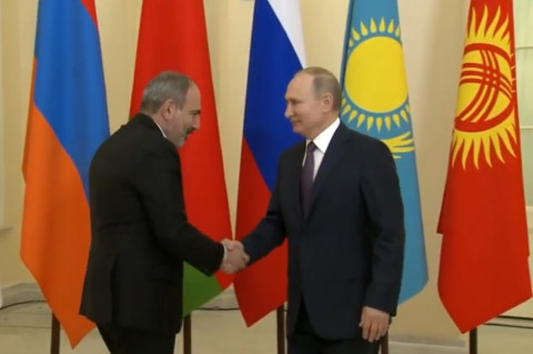 Փաշինյանի եւ Պուտինի ձեռքսեղմումը Սանկտ Պետերբուրգում