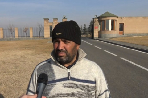 Մինչեւ Դավիթ Տոնոյանը տուն չտա, չեմ գնալու. բազմազավակ զինթոշակառուն հացադուլ է սկսել ՊՆ-ի դիմաց
