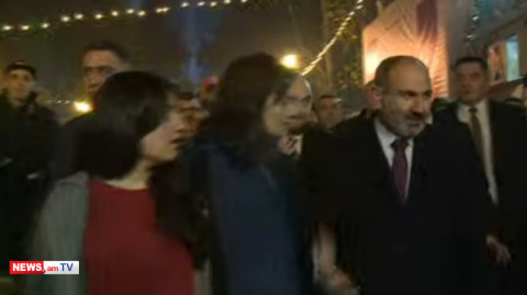 Փաշինյանը տիկնոջ եւ դուստրերի հետ շրջում է Ամանորյա տոնավաճառում