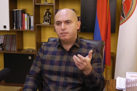 Նիկոլն ավելի շատ մեզ է կպնում, քան Ալիևին. Արմեն Աշոտյան