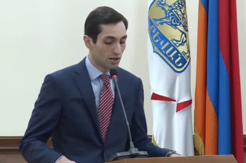 «Ոտքի տակ մի ընկեք». Խաժակյանը թաղապետին պատասխանեց Փաշինյանի խոսքերով