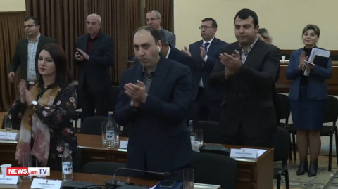 Երեւանի ավագանու այս տարվա վերջին նիստը տեւեց 12 ժամ. վերջում հնչեց օրհներգն ու ծափահարություններ