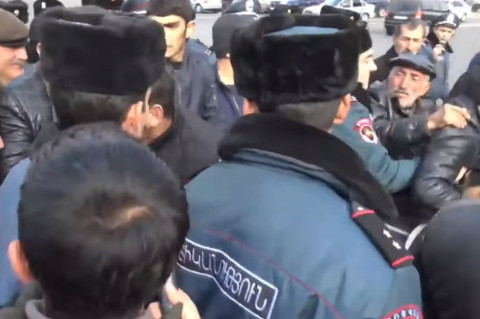Քաշքշուկ մահացած զինվորի հարազատների ու ոստիկանների միջեւ