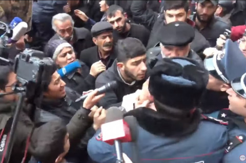 «Ինչի՞ երեխուս նկարը ճղեցիք». կրքերը կրկին թեժացան Կառավարության դիմաց
