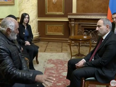 Փաշինյանը հանդիպում է զոհված զինծառայող Արթուր Աջամյանի հարազատների հետ