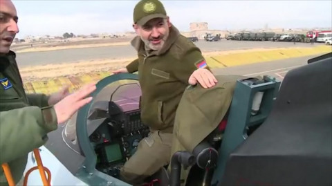 Փաշինյանը՝ «ՍՈւ 30 ՍՄ» բազմաֆունկցիոնալ ինքնաթիռի ղեկին