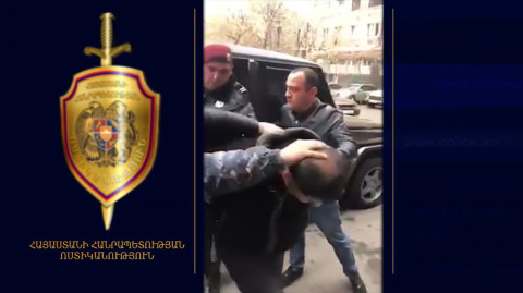 Ինչպես են բերման ենթարկում տարեց տաքսիստին փողոցում ծեծած «Բրաբուսի» վարորդին