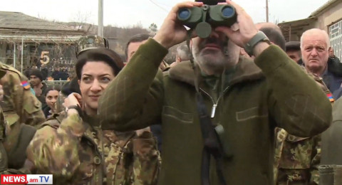 Փաշինյանը հեռադիտակով Կոթիից դիտում է հակառակորդի դիրքերը