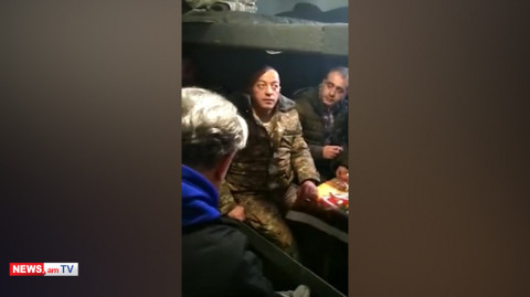 Զինվորը երգում է դիրքերում. Ամանոր են նշում