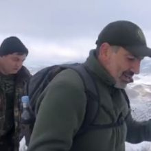 Փաշինյանը անակնկալ միացել է Արտանիշ լեռը բարձրացող արշավախմբին