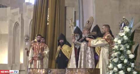 Կաթողիկոսը Սուրբծննդյան պատարագին օրհնեց ջուրը եւ նշխար բաժանեց