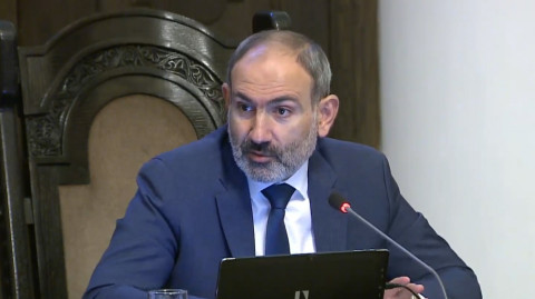 «Բազմոցին պառկած մարդու աղքատությունը Կառավարությունը չի հաղթահարելու». Փաշինյան