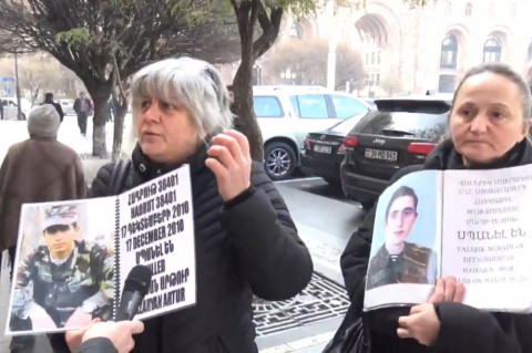 Փաշինյանը լավ էլ ամբողջ օրը Ֆեյսբուքին հետևում ա, չի տեսնո՞ւմ. սևազգեստ մայրեր