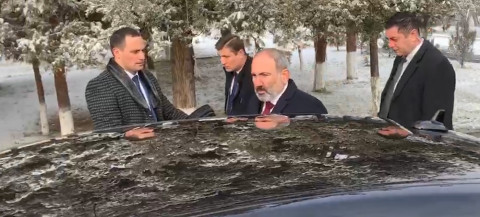 Փաշինյանին փորձեցին հարց ուղղել Վանեցյանի մասին. նա չպատասխանեց