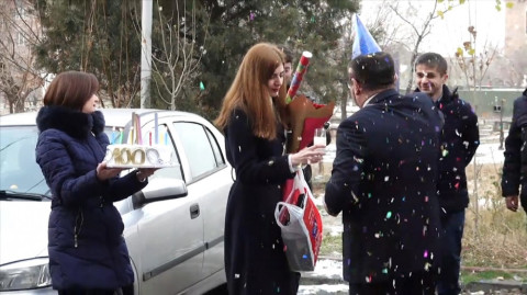 Նարեկ Մալյանը տորթով, շամպայնով ու սալյուտով եկել է հարցաքննության