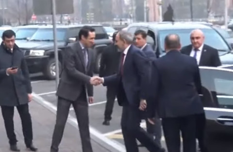 Նիկոլ Փաշինյանին քաղաքապետարանի մոտ դիմավորեց Հայկ Մարությանը