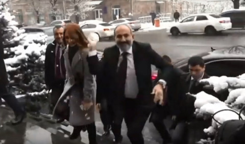 Նիկոլ Փաշինյանը ձնագնդիով խփեց լրագրողներին