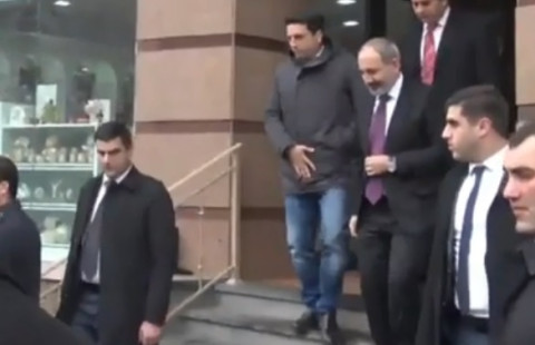 «Դե այ ըտենց փախեք». Փաշինյանը ՔՊ-ի մոտ չմոտեցավ ապրիլյանի մասնակցին