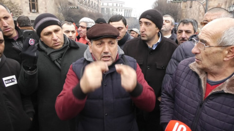 Մի խաբեք ժողովրդին, խի՞ եք մեր օդերը փակում. ցուցարարը՝ Նիկոլ Փաշինյանին