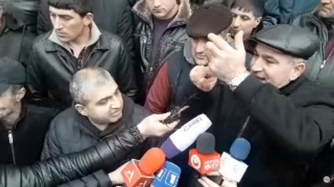 Դե Արմավիրի մարզի տղերքին ասա՝ մի ծխի. ցուցարարը՝ Նիկոլ Փաշինյանին