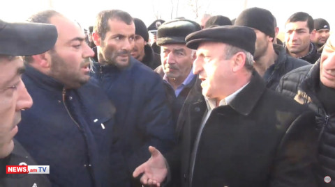 «Թավաքյալի խոսում ես». պաշտոնյան հորդորեց ցուցարարներին իրեն չվիրավորել
