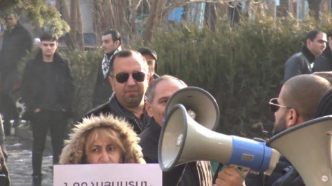 «Դատարանին ամոթ». Արմեն Թավադյանի աջակիցները հավաքվել են Վերաքննիչի բակում