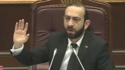 «Մի վայրկյան, կարդում եմ այ ախպեր». ԱԺ–ում կրքերը չեն հանդարտվում